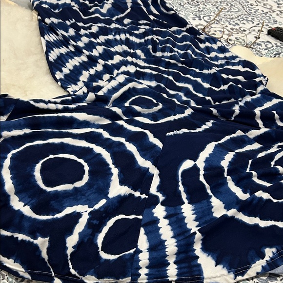 Elegant Navy and White Tie-Dye Pencil Skirt - Picture 3 of 3